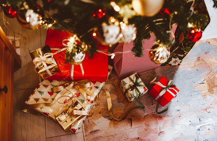 Regalos de Navidad del CDB bajo el árbol